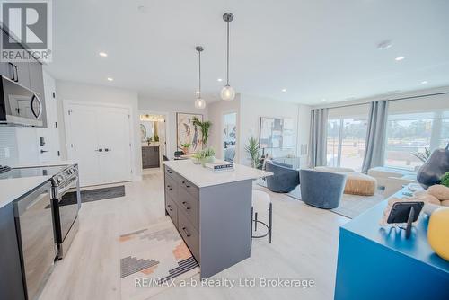 809 - 14 Harvest Avenue, Tillsonburg, ON - Indoor Photo Showing Kitchen