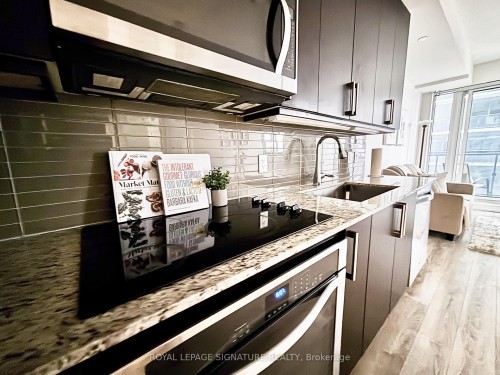 710-9600 Yonge Street, Richmond Hill, ON - Indoor Photo Showing Kitchen With Upgraded Kitchen