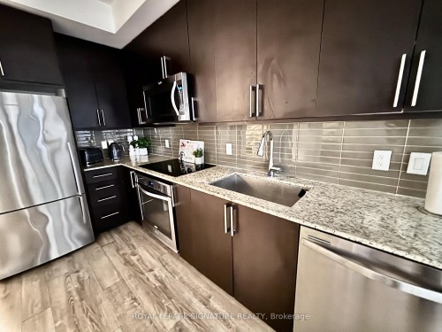 710-9600 Yonge Street, Richmond Hill, ON - Indoor Photo Showing Kitchen With Upgraded Kitchen