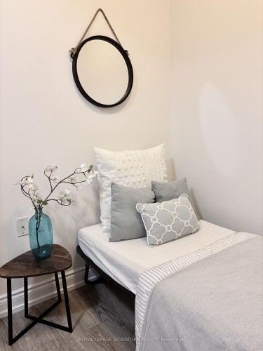 710-9600 Yonge Street, Richmond Hill, ON - Indoor Photo Showing Bedroom