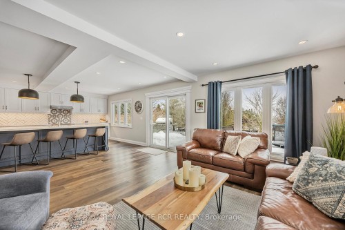 18 Peter Street, Amaranth, ON - Indoor Photo Showing Living Room