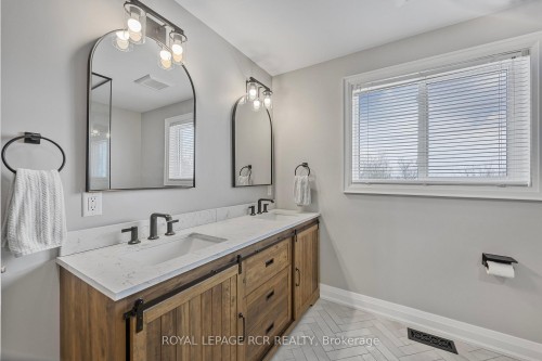 18 Peter Street, Amaranth, ON - Indoor Photo Showing Bathroom