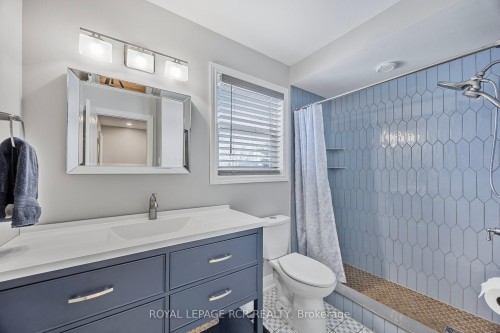 18 Peter Street, Amaranth, ON - Indoor Photo Showing Bathroom