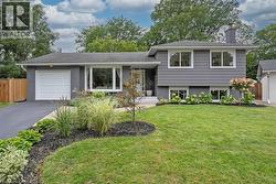 406 OAKWOOD Drive  Burlington, ON L7N 1X2