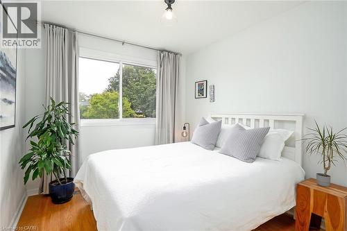 406 Oakwood Drive, Burlington, ON - Indoor Photo Showing Bedroom