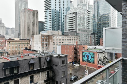 View - 609-1220 Rue Crescent, Montréal (Ville-Marie), QC - Outdoor With Facade