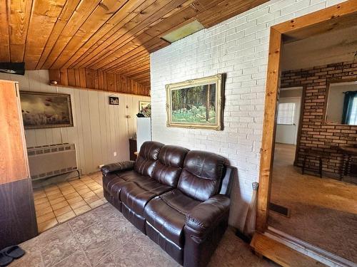 101 Brompton Road, Red Rock, ON - Indoor With Fireplace