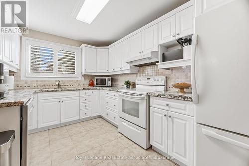 Kitchen - custom backsplash - 3368 Mainsail Crescent, Mississauga, ON - Indoor Photo Showing Kitchen