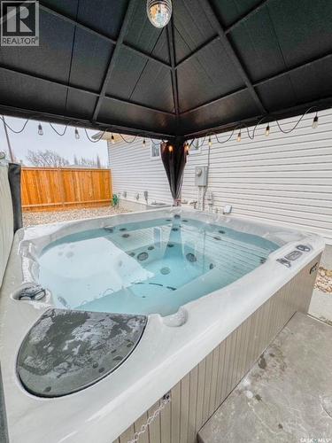 520 Palliser Drive, Swift Current, SK - Indoor Photo Showing Garage