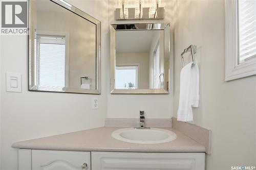 406 Laycoe Crescent, Saskatoon, SK - Indoor Photo Showing Bathroom
