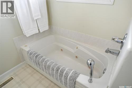 406 Laycoe Crescent, Saskatoon, SK - Indoor Photo Showing Bathroom