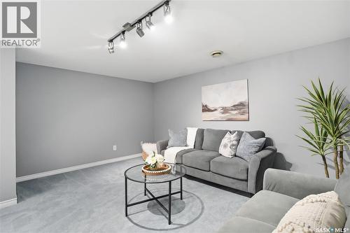 406 Laycoe Crescent, Saskatoon, SK - Indoor Photo Showing Living Room