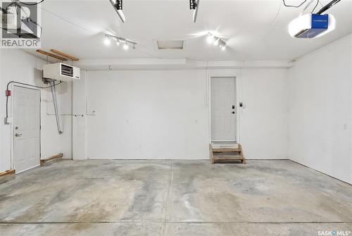 406 Laycoe Crescent, Saskatoon, SK - Indoor Photo Showing Garage