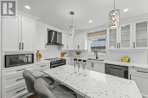 33 Hutton Crescent, Caledon, ON - Indoor Photo Showing Kitchen With Upgraded Kitchen