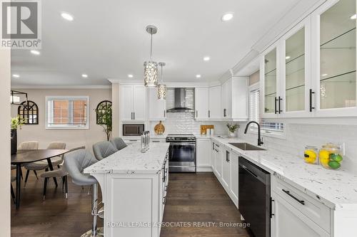 33 Hutton Crescent, Caledon, ON - Indoor Photo Showing Kitchen With Upgraded Kitchen