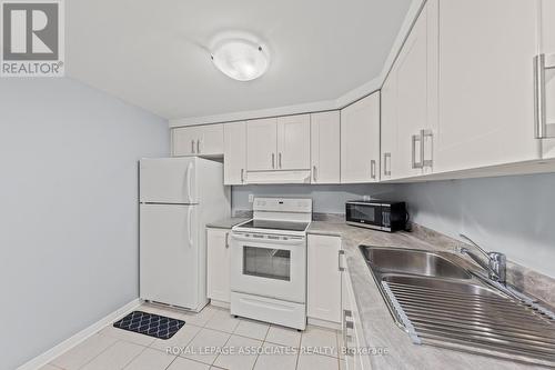 33 Hutton Crescent, Caledon, ON - Indoor Photo Showing Kitchen With Double Sink