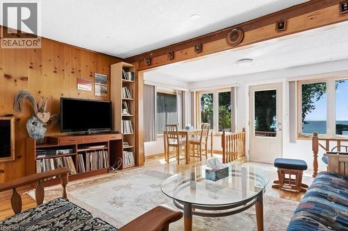 2592 Lakeshore Road, Dunnville, ON - Indoor Photo Showing Living Room