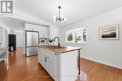 708 Montbeck Crescent, Mississauga, ON - Indoor Photo Showing Kitchen With Double Sink