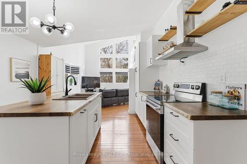 708 Montbeck Crescent, Mississauga, ON - Indoor Photo Showing Kitchen With Double Sink