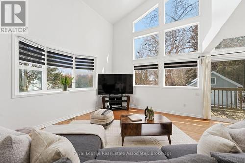 708 Montbeck Crescent, Mississauga, ON - Indoor Photo Showing Living Room