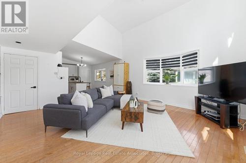 708 Montbeck Crescent, Mississauga, ON - Indoor Photo Showing Living Room