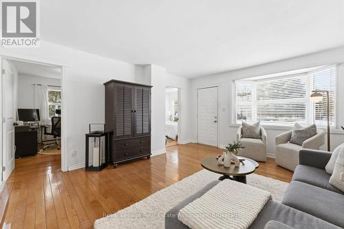 708 Montbeck Crescent, Mississauga, ON - Indoor Photo Showing Living Room