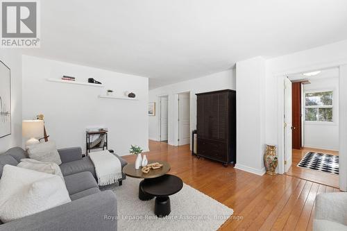 708 Montbeck Crescent, Mississauga, ON - Indoor Photo Showing Living Room