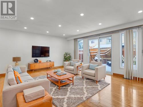 128 Donnenwerth Drive, Kitchener, ON - Indoor Photo Showing Living Room