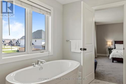2138 Wallingford Avenue, London North (North R), ON - Indoor Photo Showing Bathroom