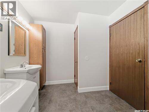 82 Burton Street, Grand Coulee, SK - Indoor Photo Showing Bathroom