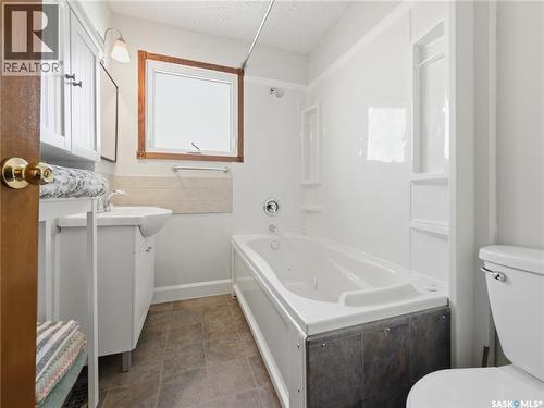 82 Burton Street, Grand Coulee, SK - Indoor Photo Showing Bathroom