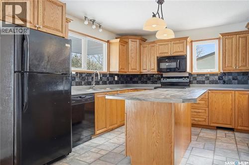 82 Burton Street, Grand Coulee, SK - Indoor Photo Showing Kitchen