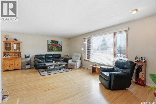 302 Bentham Crescent, Saskatoon, SK - Indoor Photo Showing Living Room