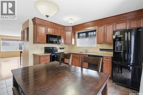 6914 Cunningham Drive, Regina, SK - Indoor Photo Showing Kitchen With Double Sink