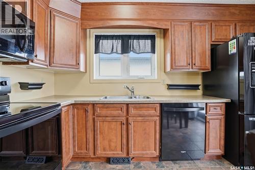 6914 Cunningham Drive, Regina, SK - Indoor Photo Showing Kitchen With Double Sink