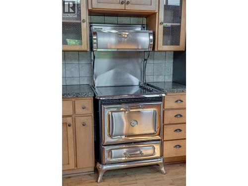 130 8Th Street N, Kaslo, BC - Indoor Photo Showing Kitchen