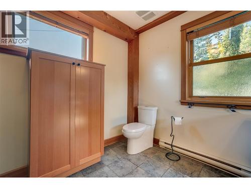 130 8Th Street N, Kaslo, BC - Indoor Photo Showing Bathroom