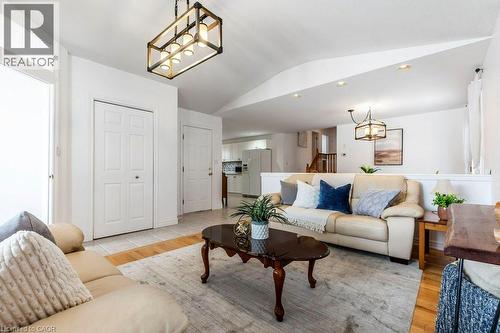 62 Spadara Drive, Hamilton, ON - Indoor Photo Showing Living Room