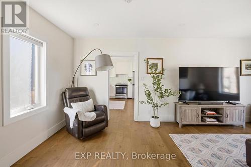 125 Wilhelm Street, Kitchener, ON - Indoor Photo Showing Living Room