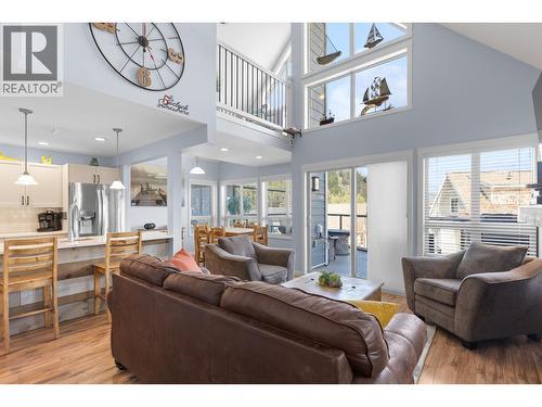 6844 Santiago Loop, Kelowna, BC - Indoor Photo Showing Living Room