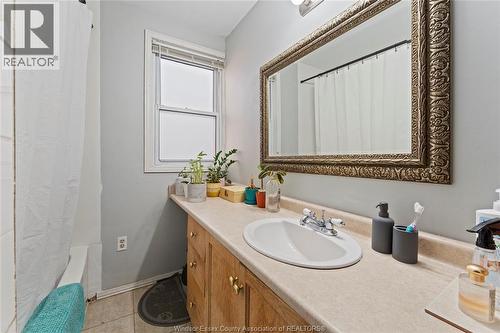 977 Gladstone, Windsor, ON - Indoor Photo Showing Bathroom