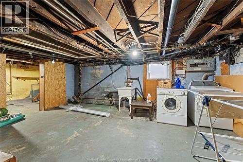 977 Gladstone, Windsor, ON - Indoor Photo Showing Laundry Room