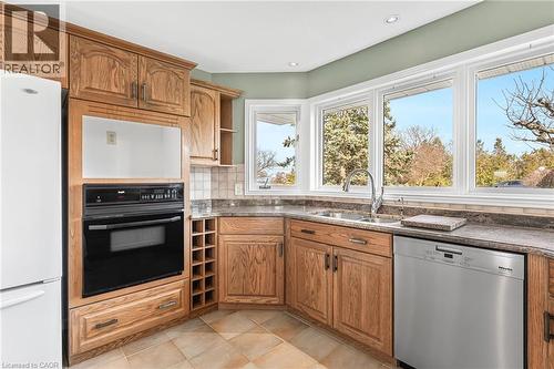 3503 Lakeshore Road, Lincoln, ON - Indoor Photo Showing Kitchen With Double Sink