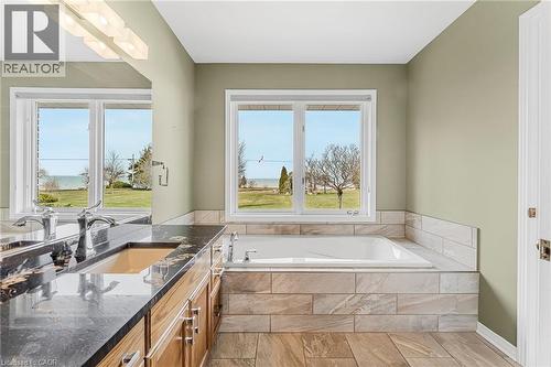 3503 Lakeshore Road, Lincoln, ON - Indoor Photo Showing Bathroom