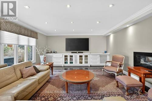 2145 Oneida Crescent, Mississauga, ON - Indoor Photo Showing Living Room