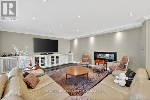2145 Oneida Crescent, Mississauga, ON - Indoor Photo Showing Living Room