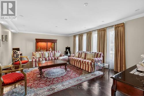 2145 Oneida Crescent, Mississauga, ON - Indoor Photo Showing Living Room