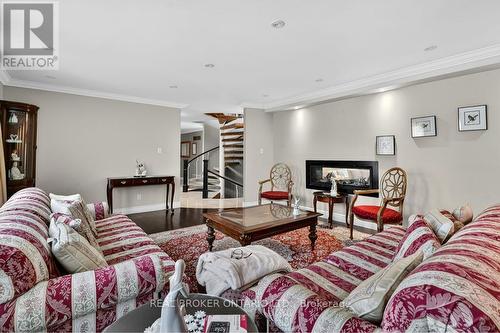 2145 Oneida Crescent, Mississauga, ON - Indoor Photo Showing Living Room