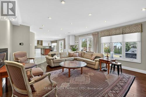 2145 Oneida Crescent, Mississauga, ON - Indoor Photo Showing Living Room