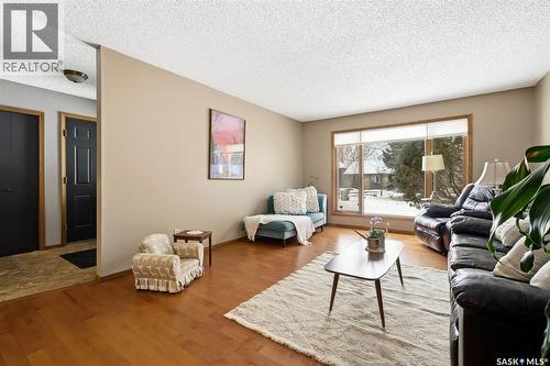 3803 Bow Bay, Regina, SK - Indoor Photo Showing Living Room